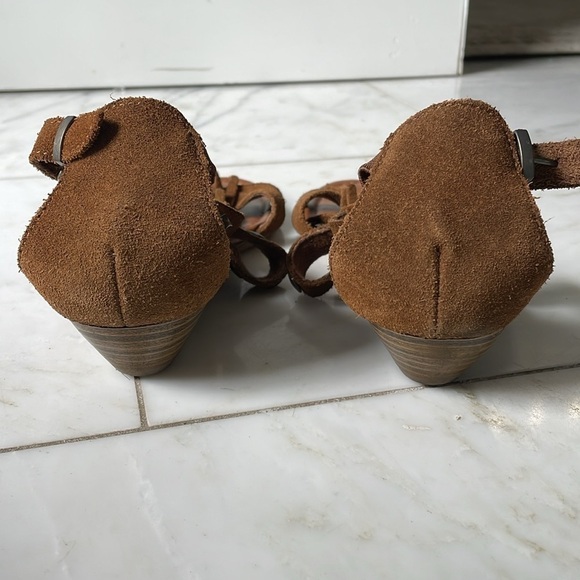 Minnetonka fringed studded brown leather ankle strap sandal size 7 great shape - Picture 4 of 9